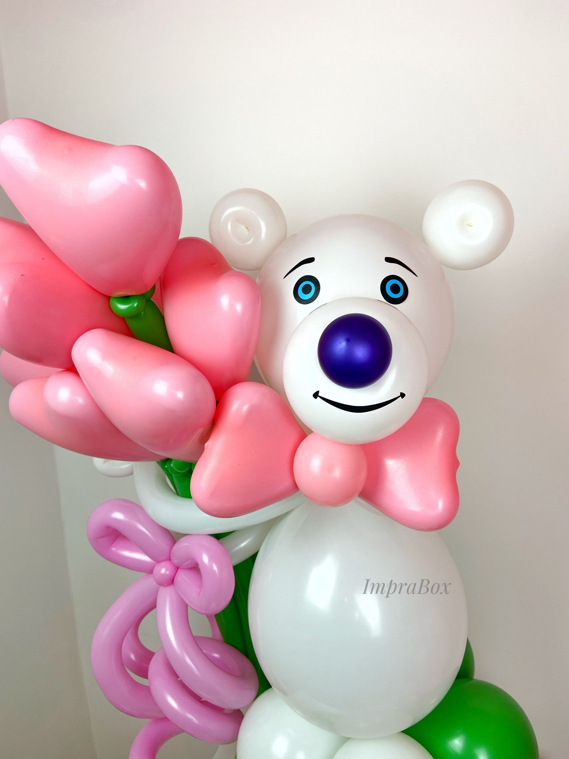 Mis_z_bukietem_kwiatow_-_figura_balonowa