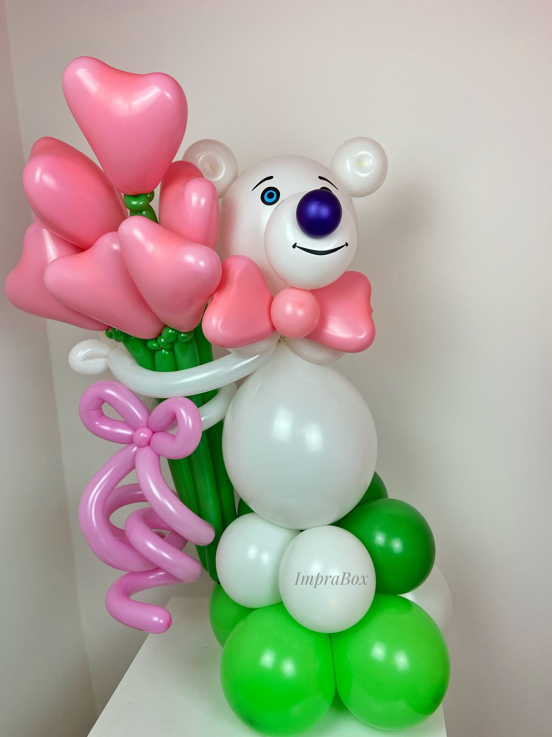 Mis_z_bukietem_kwiatow_-_figura_balonowa